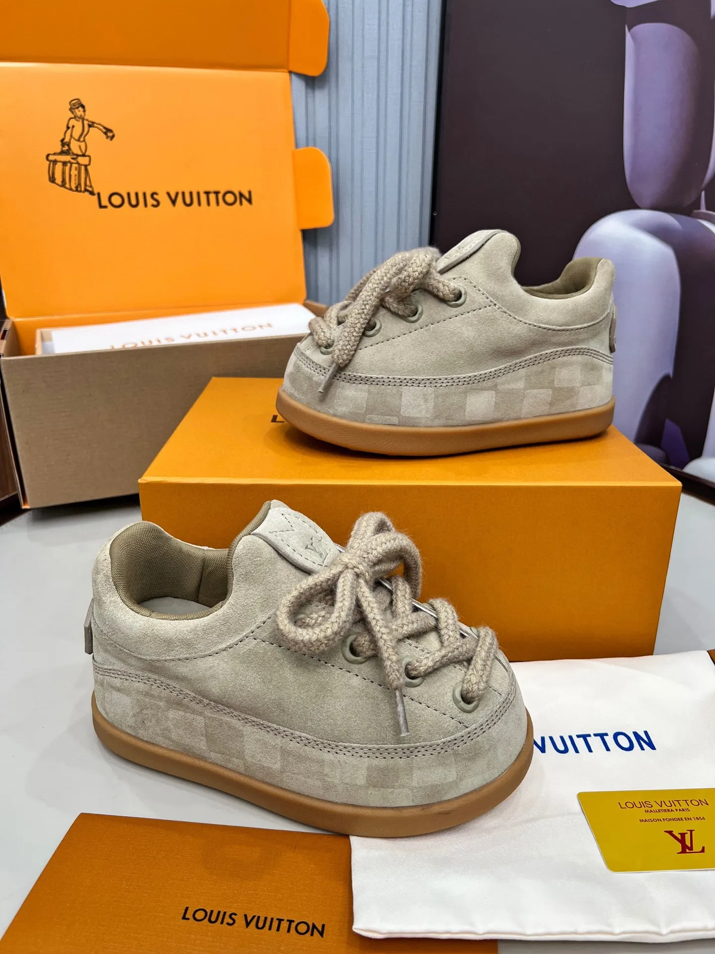 P660. Couple style 🔥 New model on the shelves 🔥 Louis Vuitton 25ss, LV co-branded nigo YETI Jigglypuff is ugly and cute, many Internet celebrities have put it on the show, a classic and versatile item. Fabric: imported cow suede. Lining: High-grade elastic mesh, original molded outsole. Size: women's clothing, 35-41 (customized for women's 41), men's clothing 39-46 (customized for 45-46)